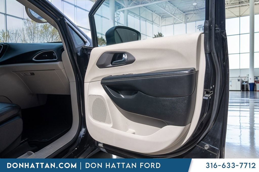 Used 2023 Chrysler Pacifica Touring-L image 21