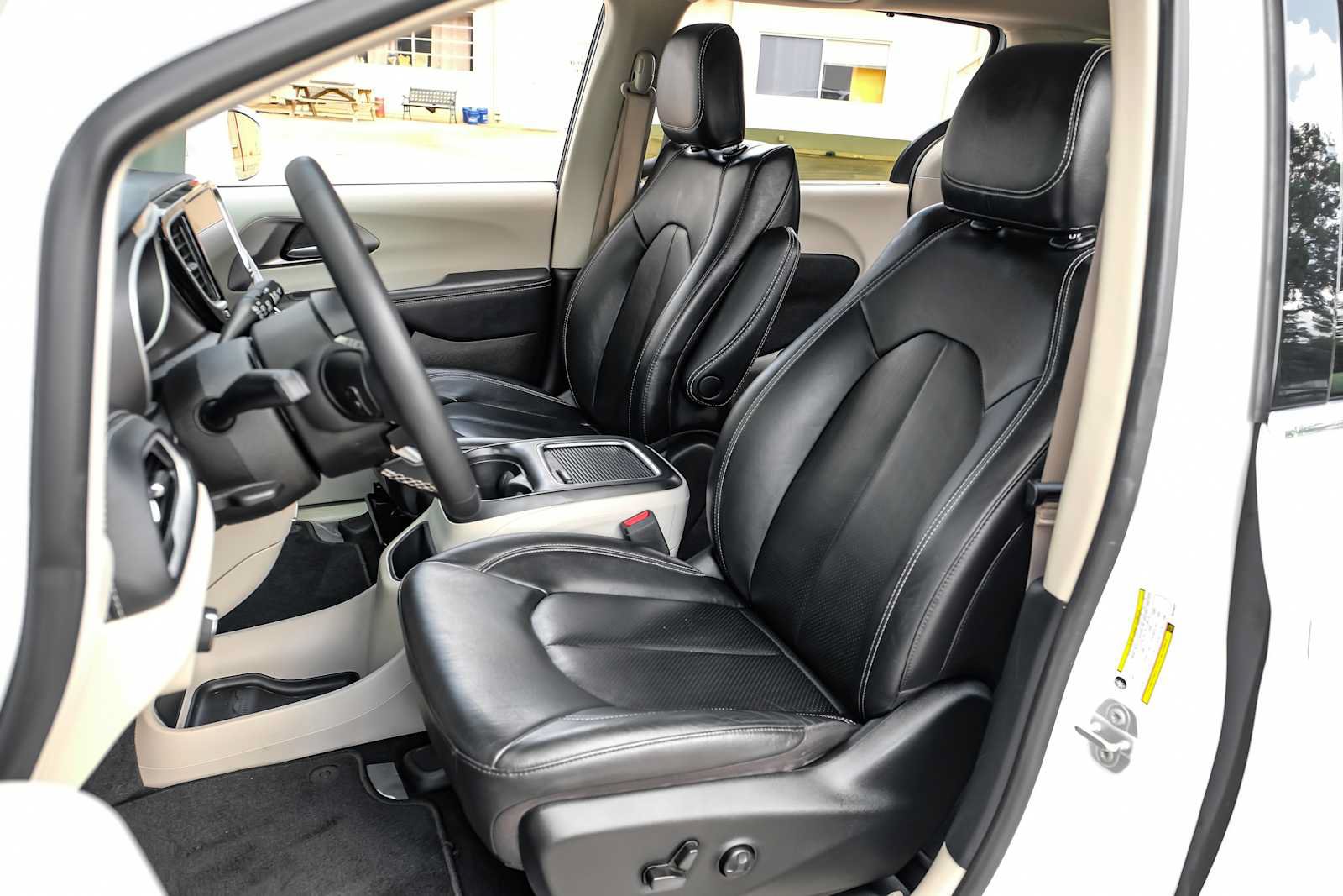 Used 2022 Chrysler Pacifica Touring-L AWD/4WD image 33