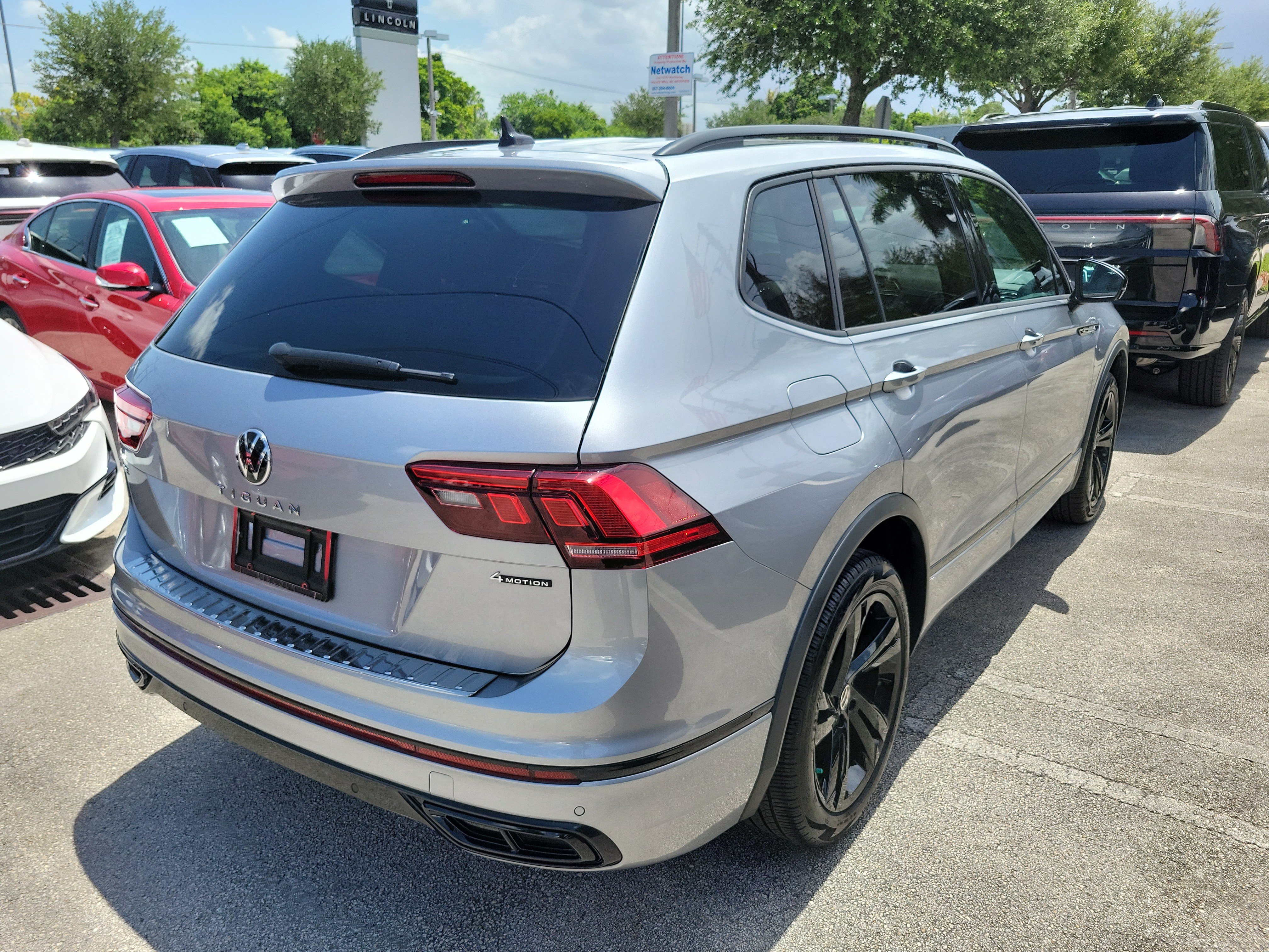Used 2024 Volkswagen Tiguan SE R-Line AWD/4WD image 4