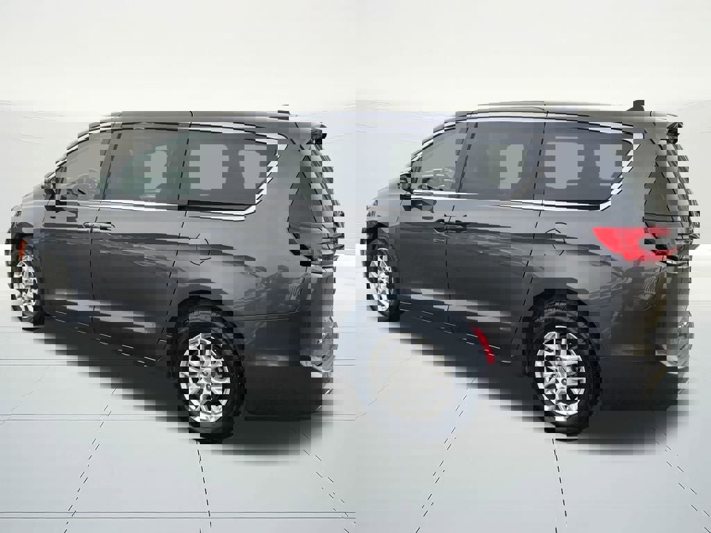 Used 2023 Chrysler Pacifica Touring-L image 3