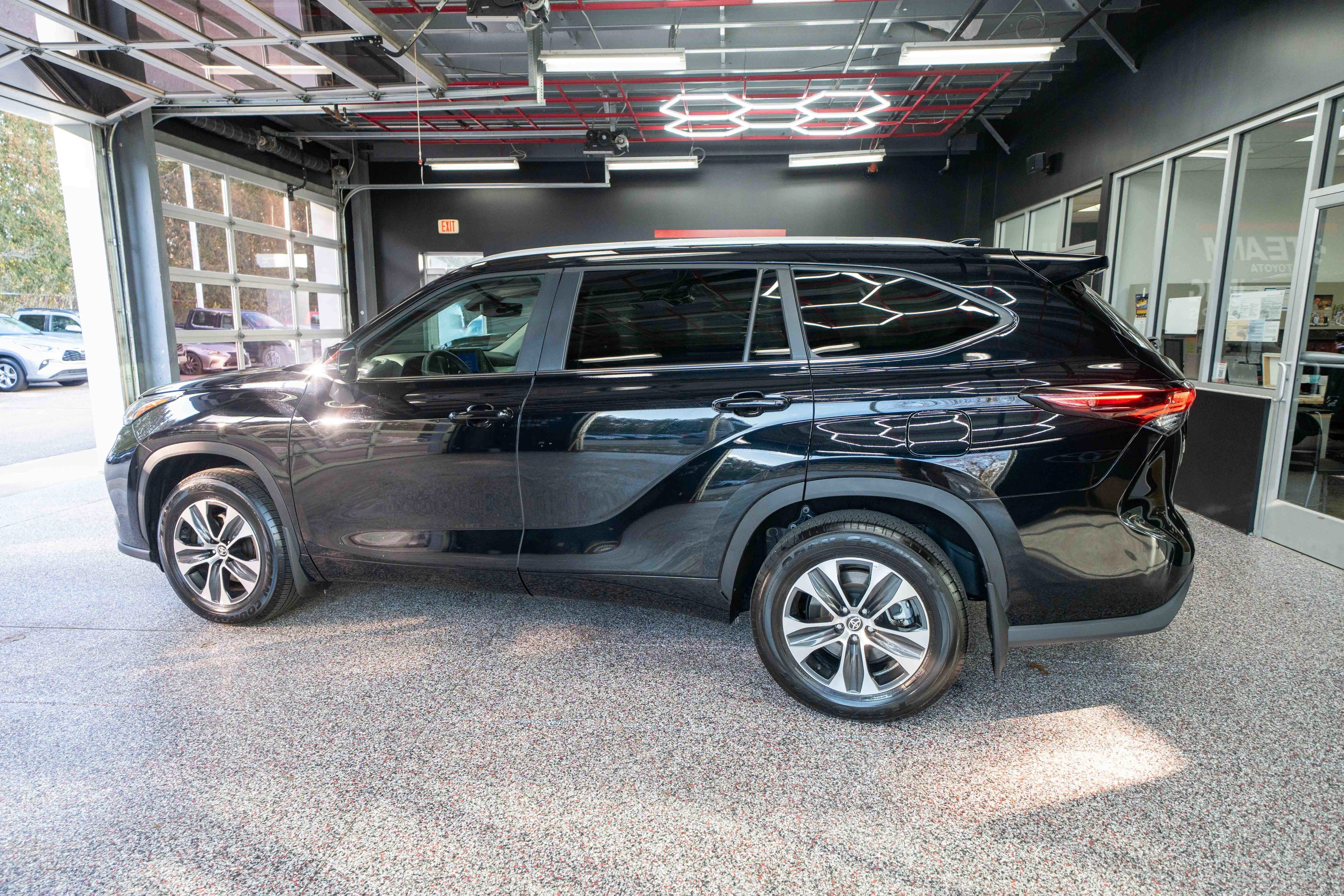 Used 2025 Toyota Highlander XLE image 2