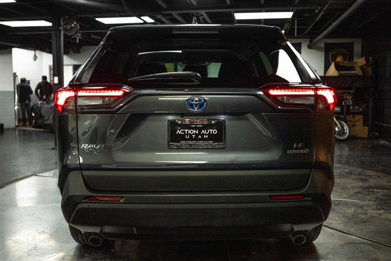 Used 2021 Toyota RAV4 LE image 6