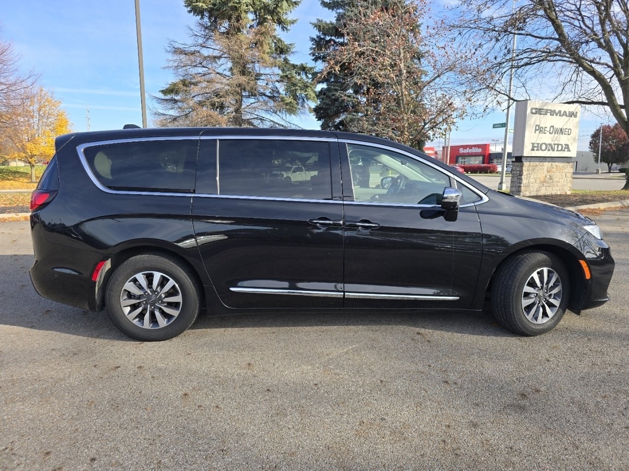 Used 2022 Chrysler Pacifica Limited w/ Uconnect Theater Family Group image 22