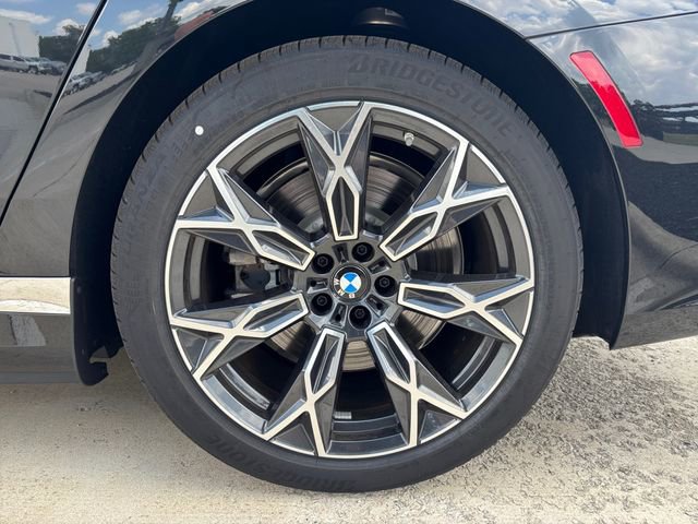 Used 2025 BMW i7 xDrive60 w/ Premium Package image 32