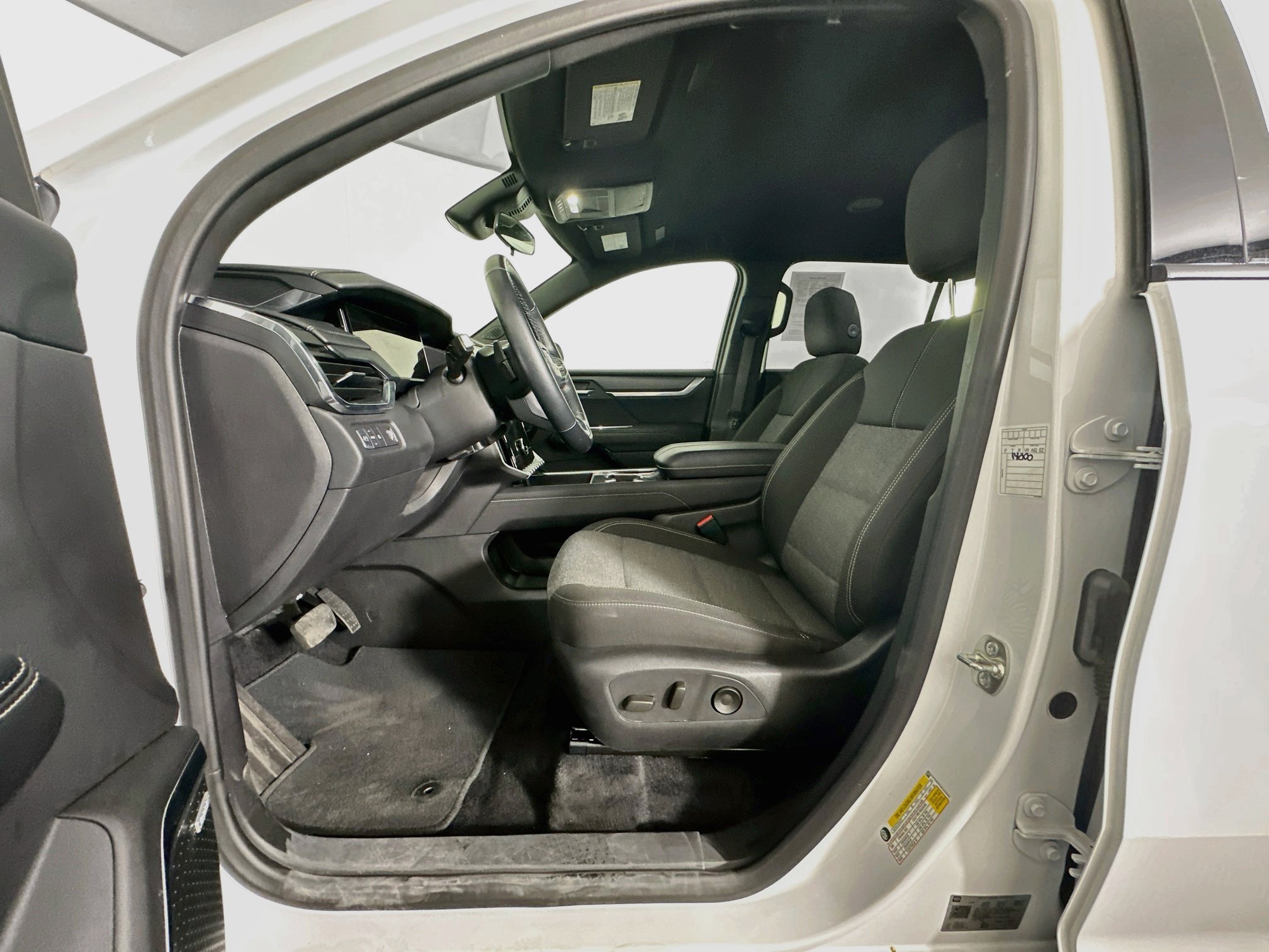 Used 2025 GMC Acadia Elevation FWD image 13