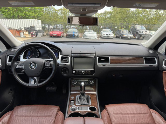 Used 2016 Volkswagen Touareg Sport AWD/4WD image 33