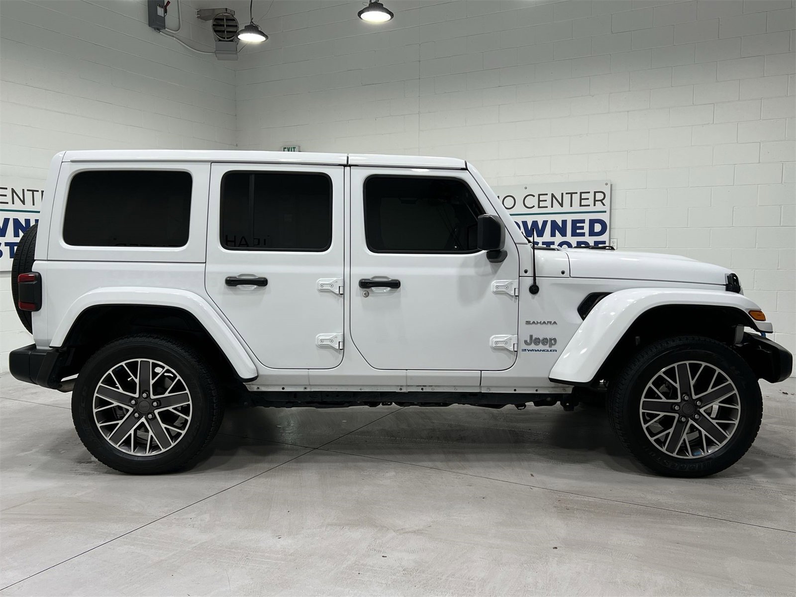 Used 2023 Jeep Wrangler Unlimited Sahara w/ Cold Weather Group image 9