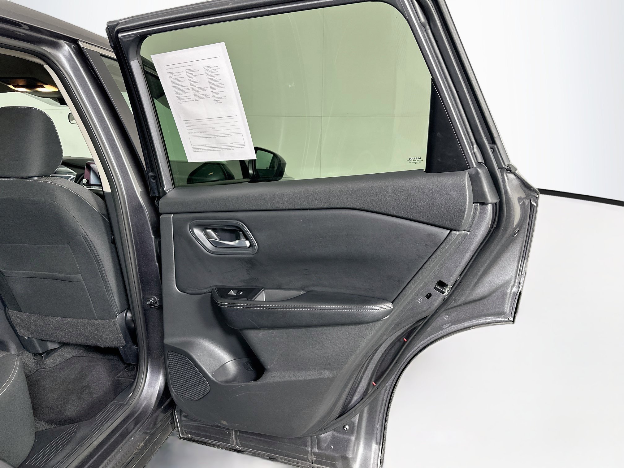Used 2025 Nissan Rogue SV FWD image 31
