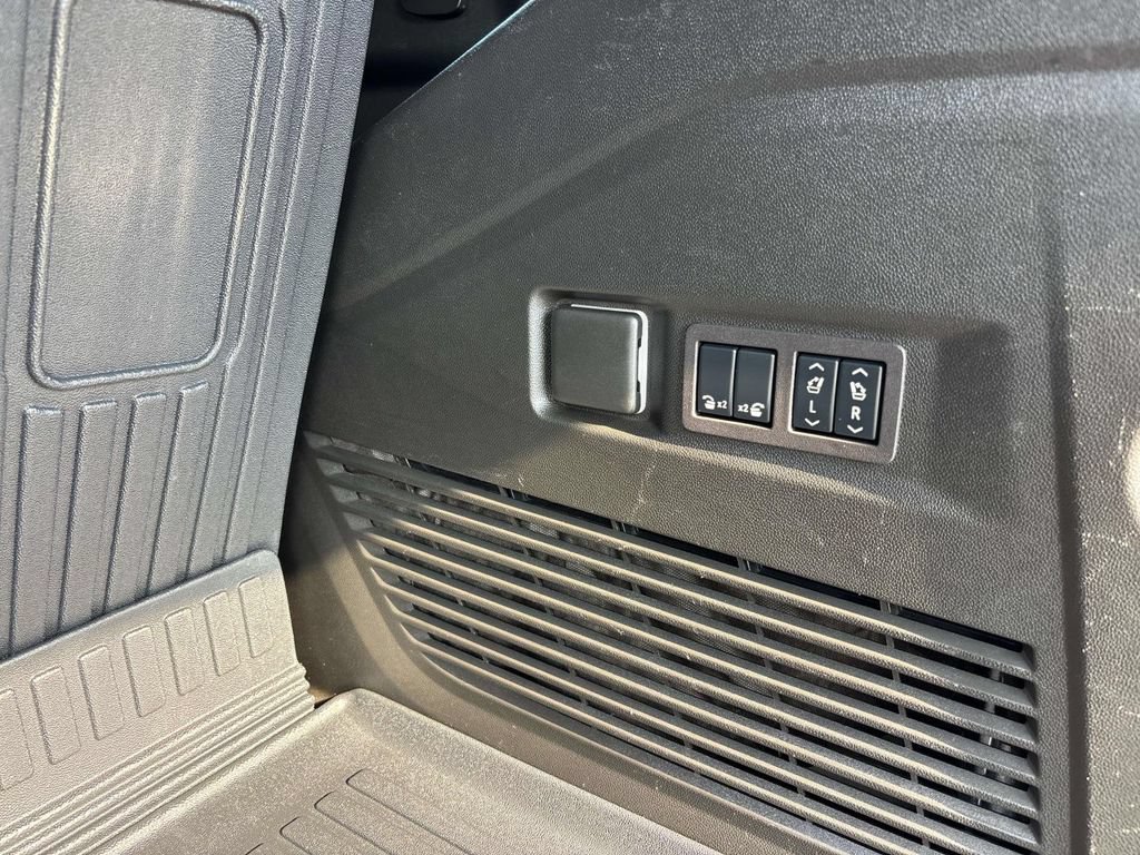 Used 2024 Chevrolet Tahoe RST w/ Luxury Package AWD/4WD image 23