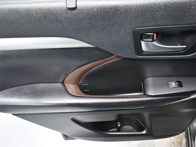 Used 2019 Toyota Highlander XLE image 19