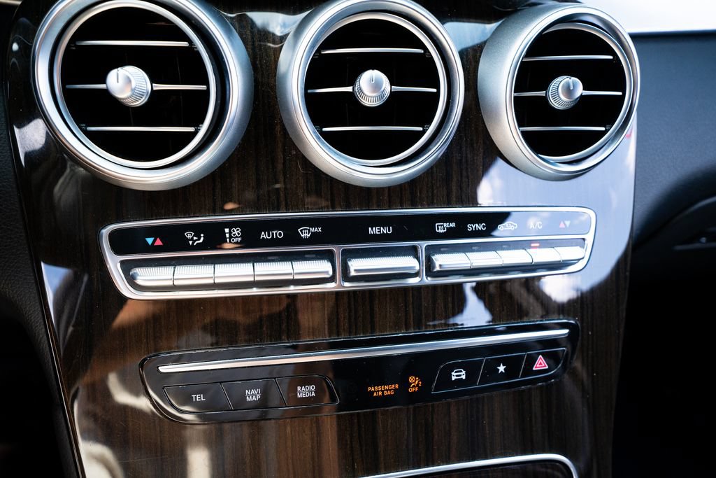 Used 2021 Mercedes-Benz GLC 300 4MATIC w/ Premium Package image 39