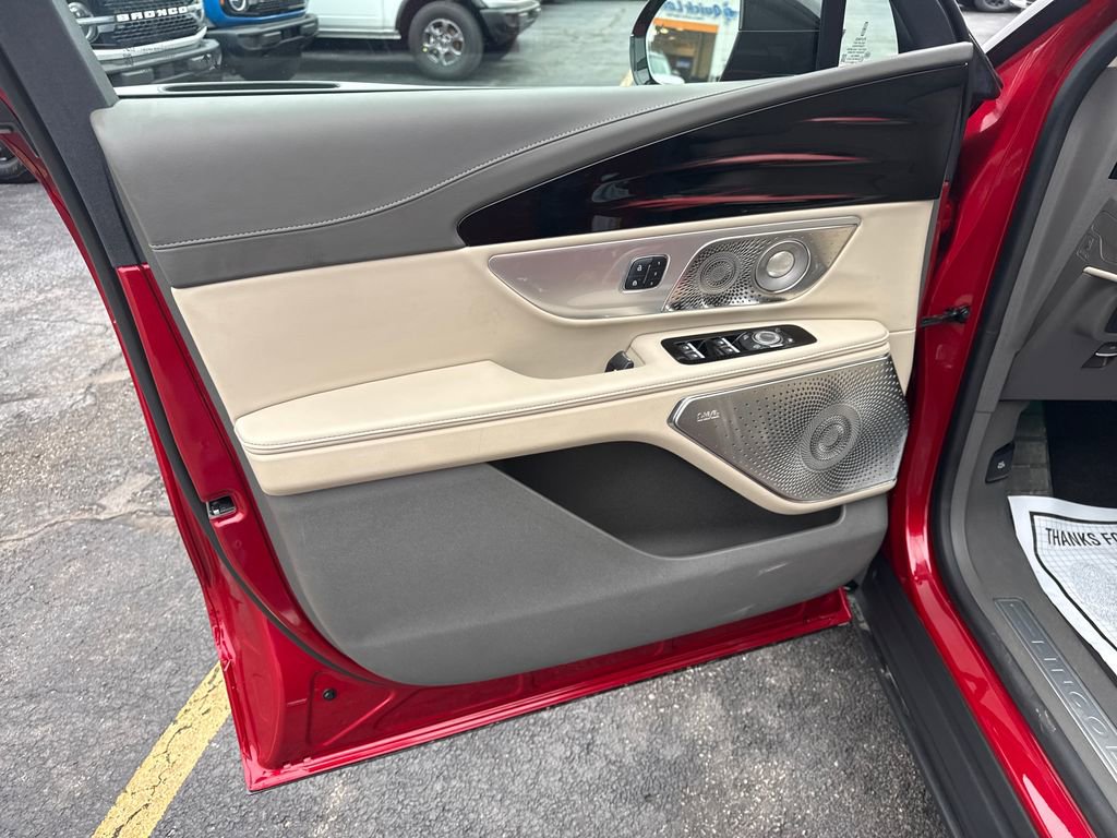 Used 2025 Lincoln Nautilus Reserve image 29