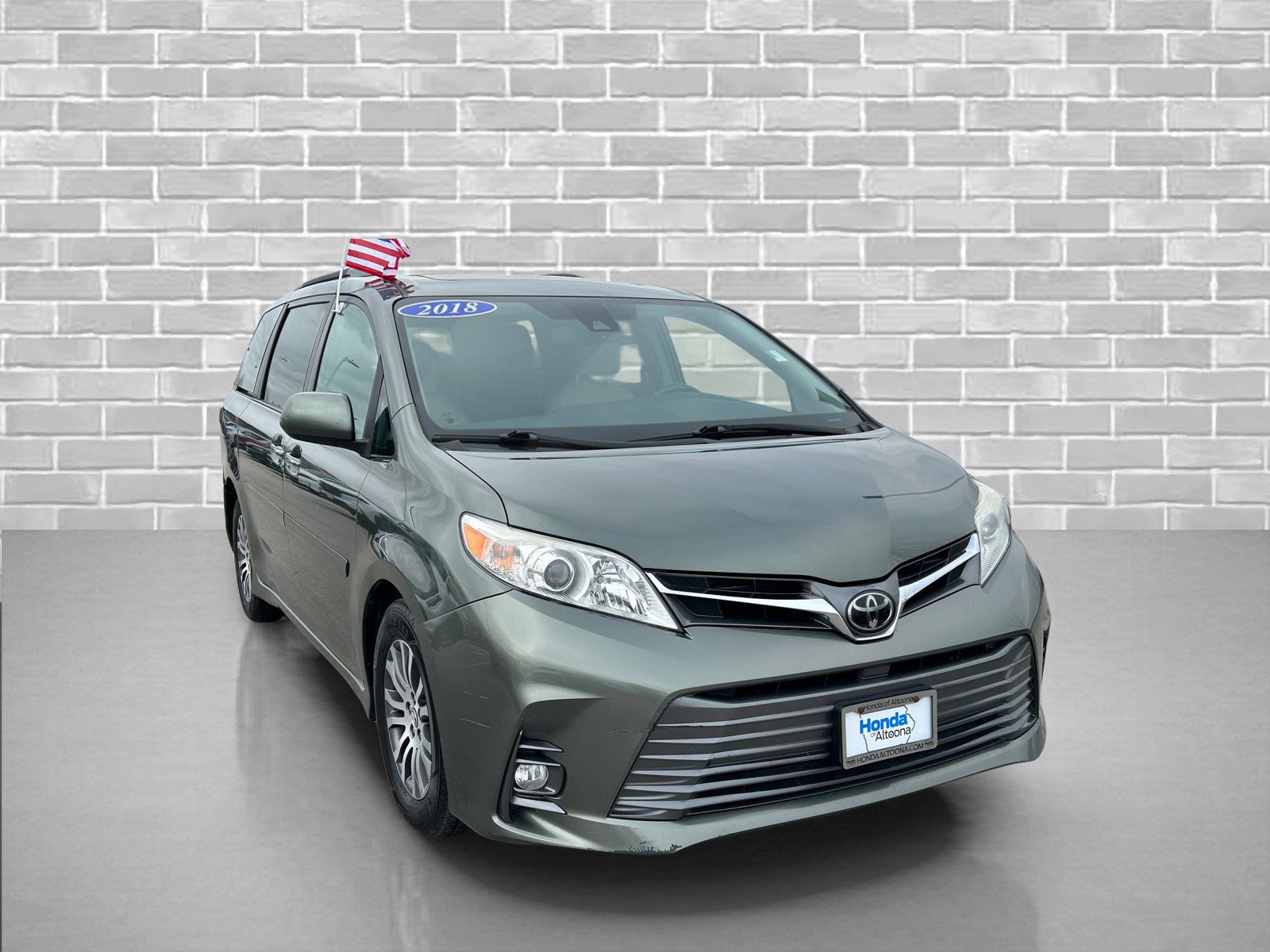 Used 2018 Toyota Sienna XLE w/ Carpet Mat Package image 7