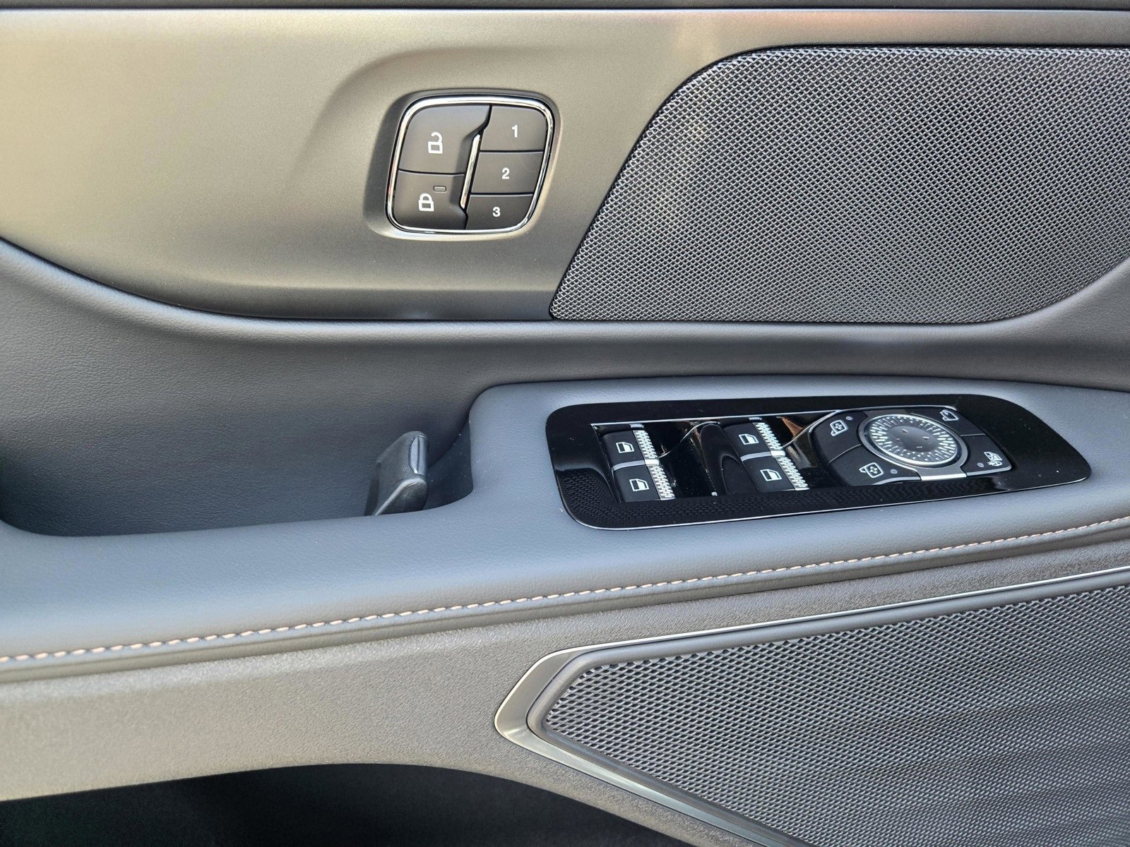 New 2025 Lincoln Nautilus Premier w/ Jet Appearance Package image 9