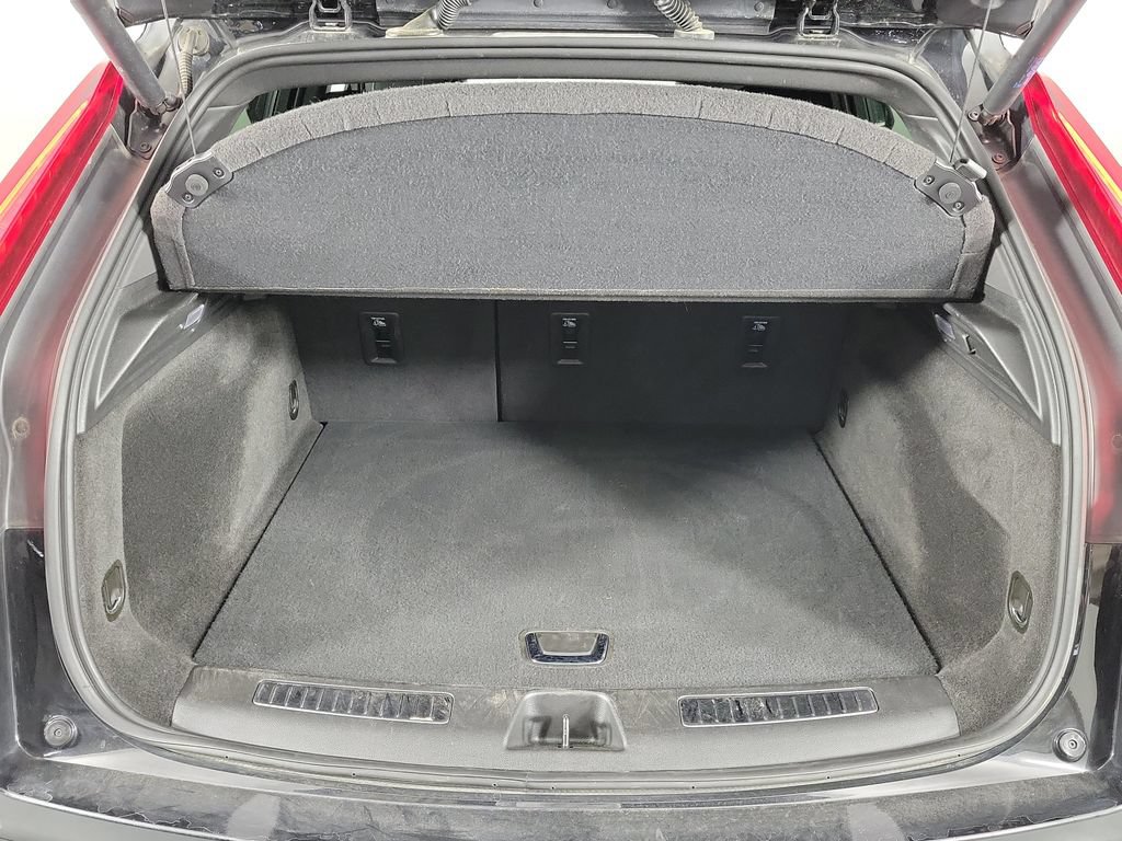 Certified 2025 Cadillac XT4 Premium Luxury FWD image 8