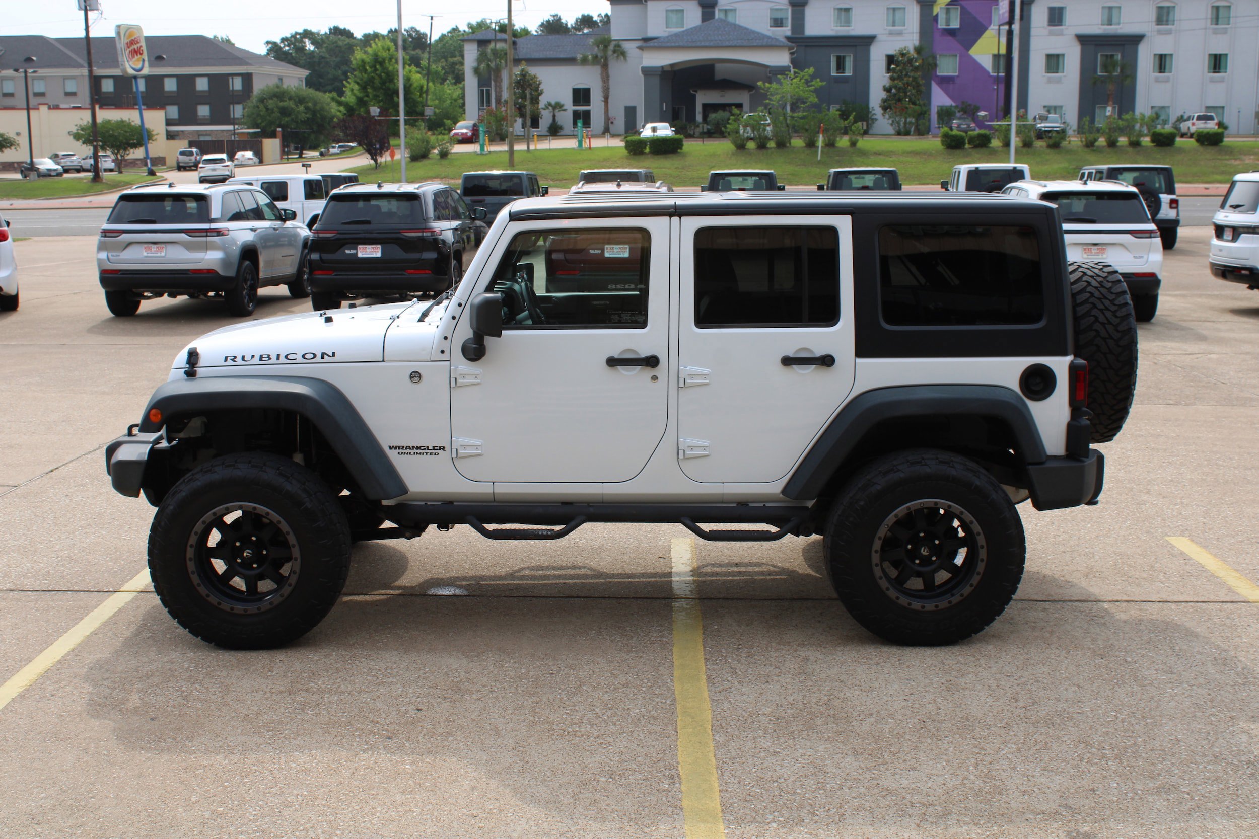 Used 2014 Jeep Wrangler Unlimited Rubicon w/ Connectivity Group AWD/4WD image 10