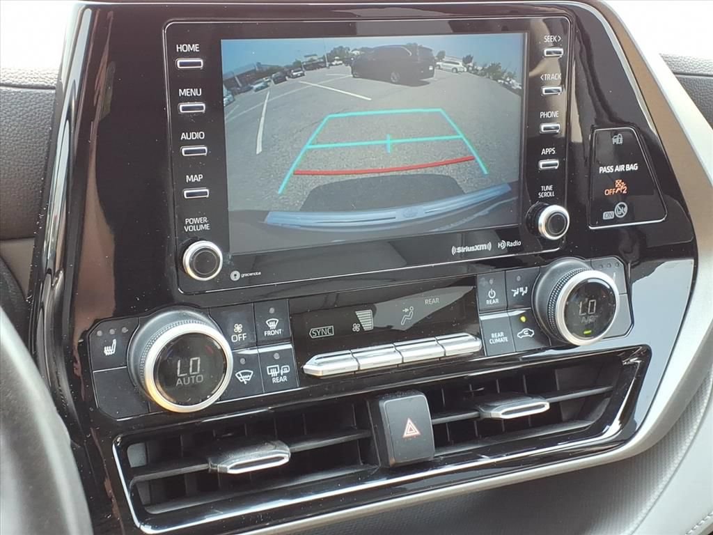 Used 2020 Toyota Highlander XLE AWD/4WD image 27
