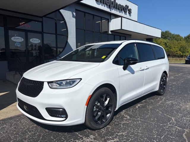 New 2026 Chrysler Pacifica Limited image 2
