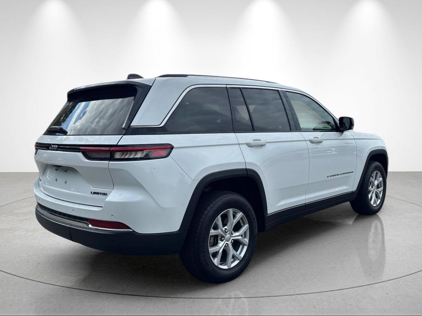 Used 2023 Jeep Grand Cherokee Limited AWD/4WD image 5
