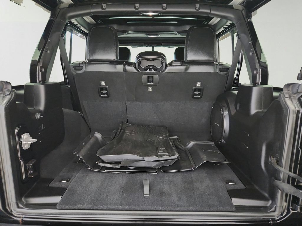 Used 2018 Jeep Wrangler Unlimited Sahara AWD/4WD image 32