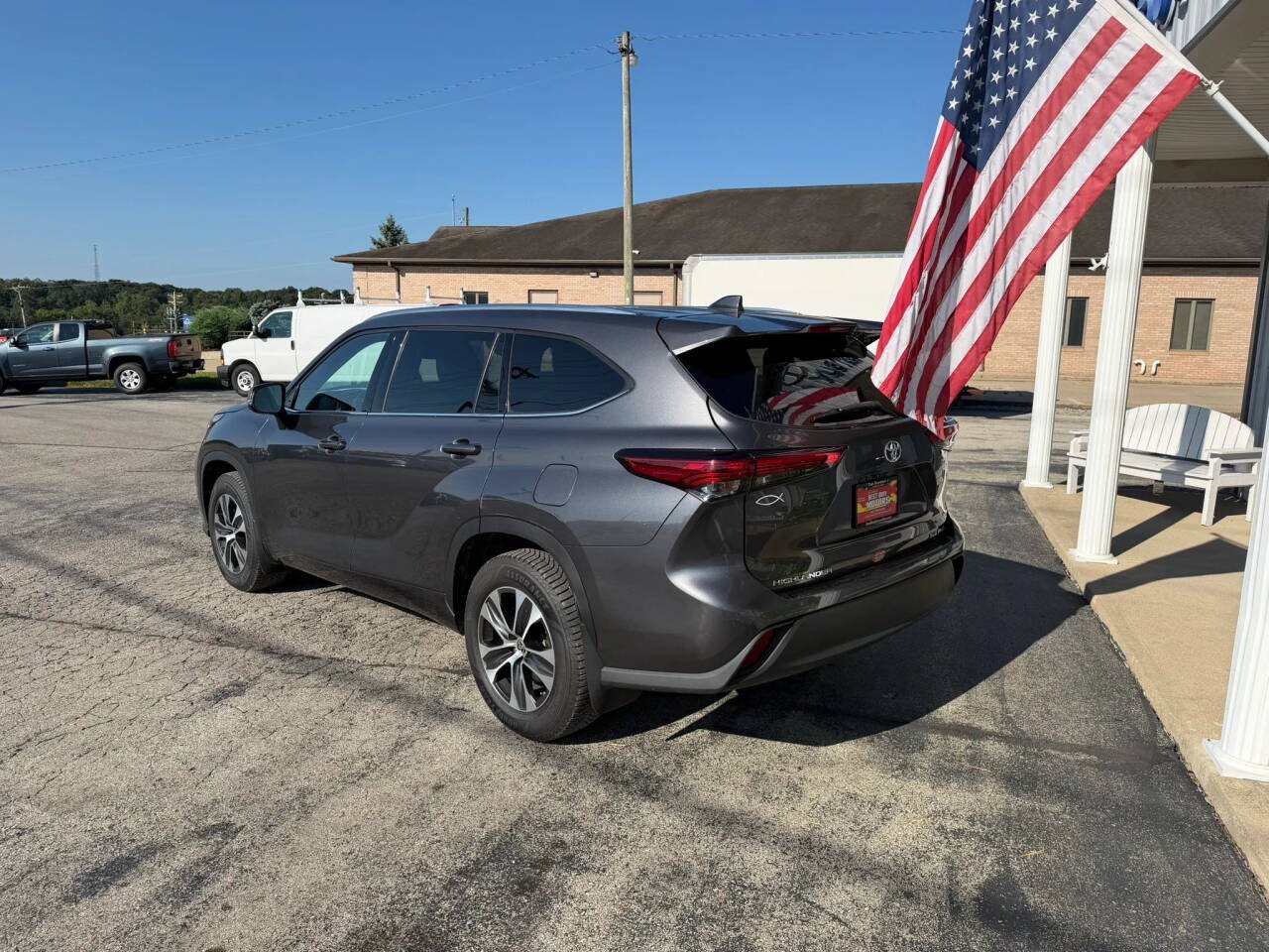 Used 2020 Toyota Highlander XLE AWD/4WD image 3