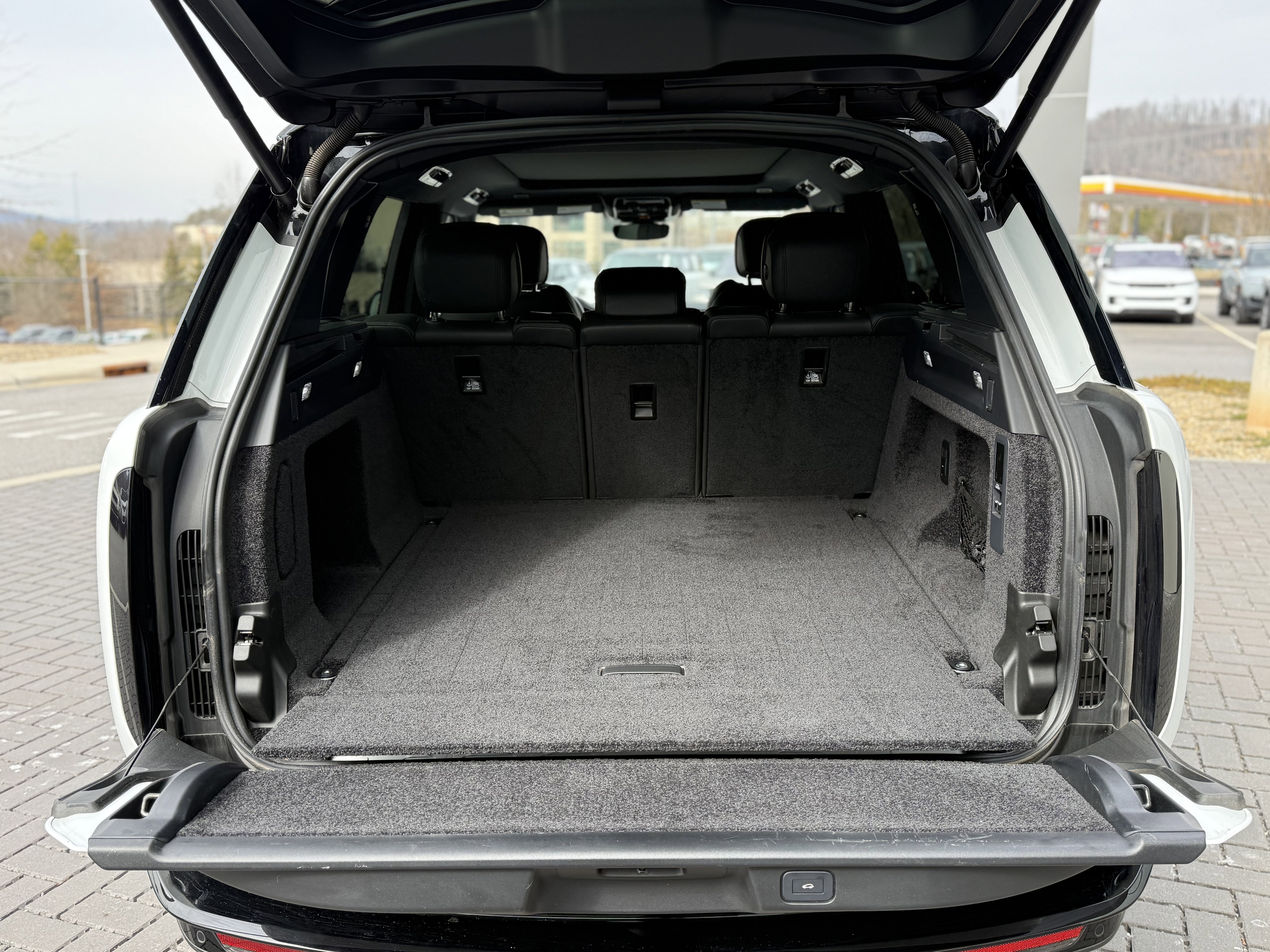 Certified 2025 Land Rover Range Rover SE image 7