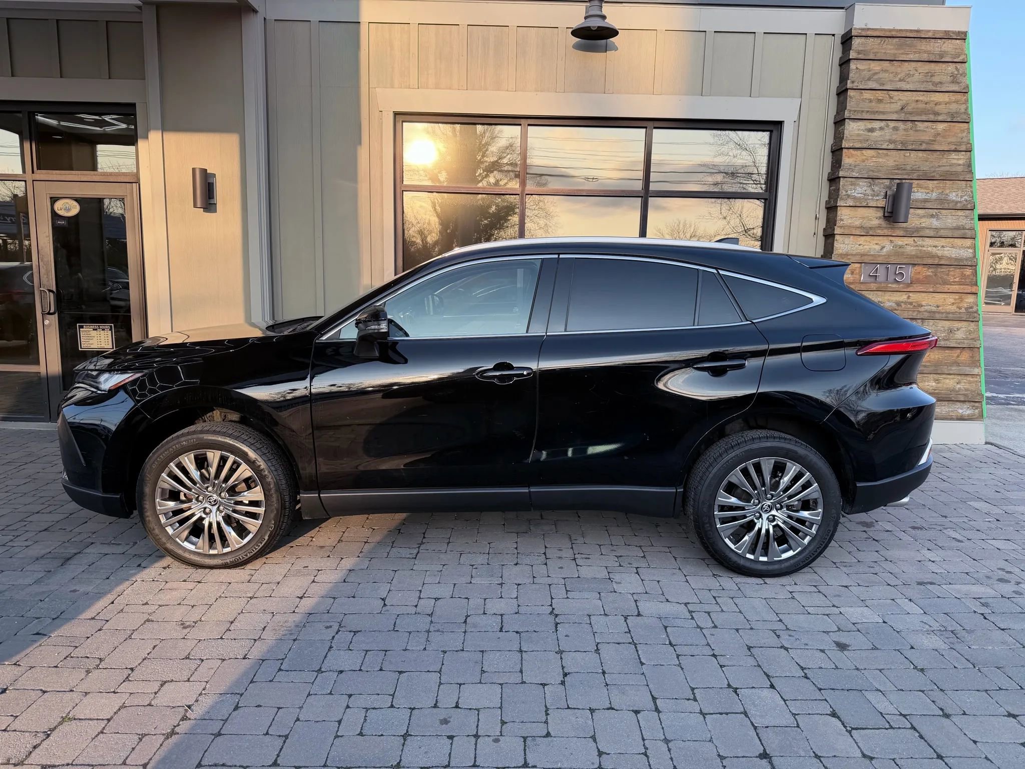 Used 2023 Toyota Venza XLE AWD/4WD image 3