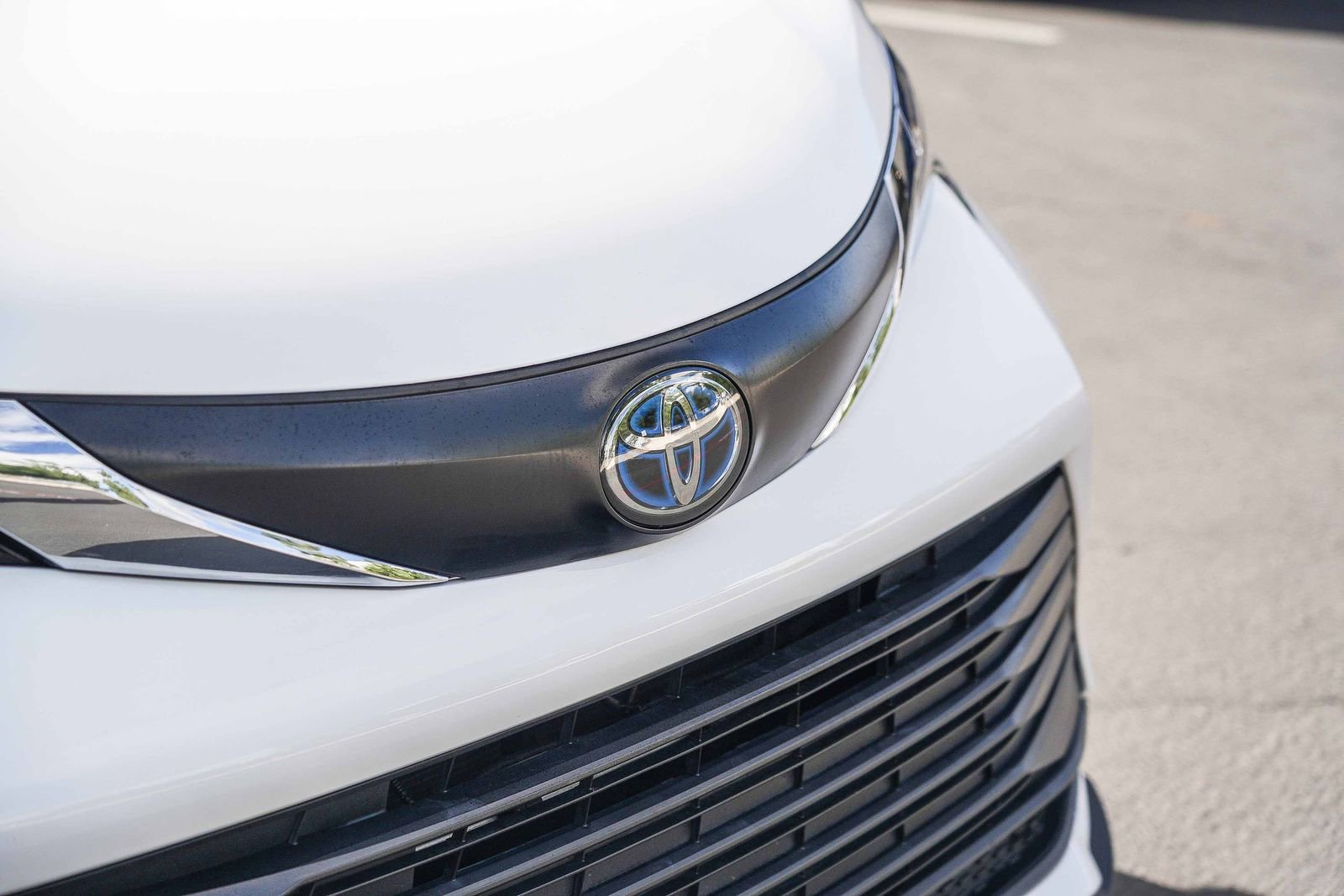 Used 2023 Toyota Sienna LE image 3