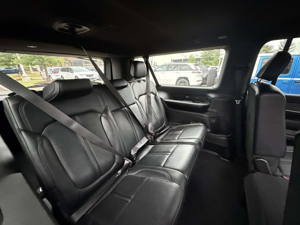 Certified 2024 Jeep Wagoneer L Series II w/ Flexible Seating Group AWD/4WD image 16