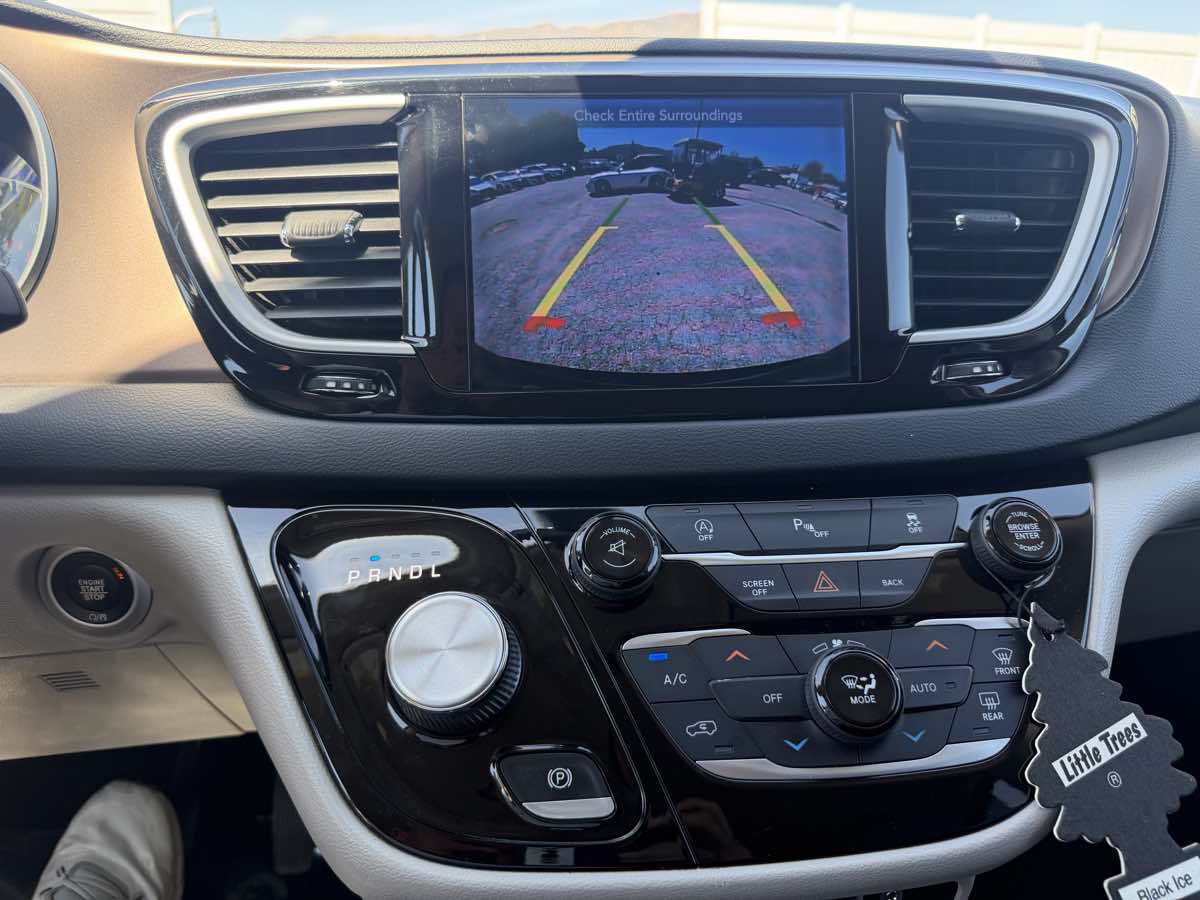 Used 2017 Chrysler Pacifica Touring-L FWD image 13