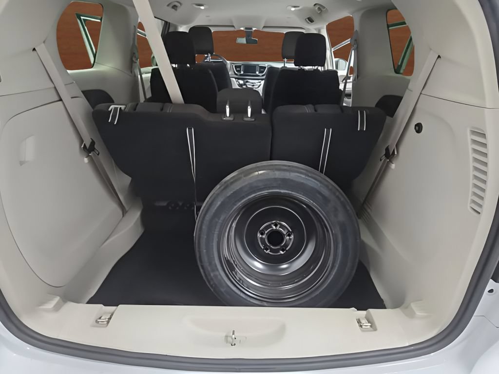Used 2022 Chrysler Voyager LX FWD image 17