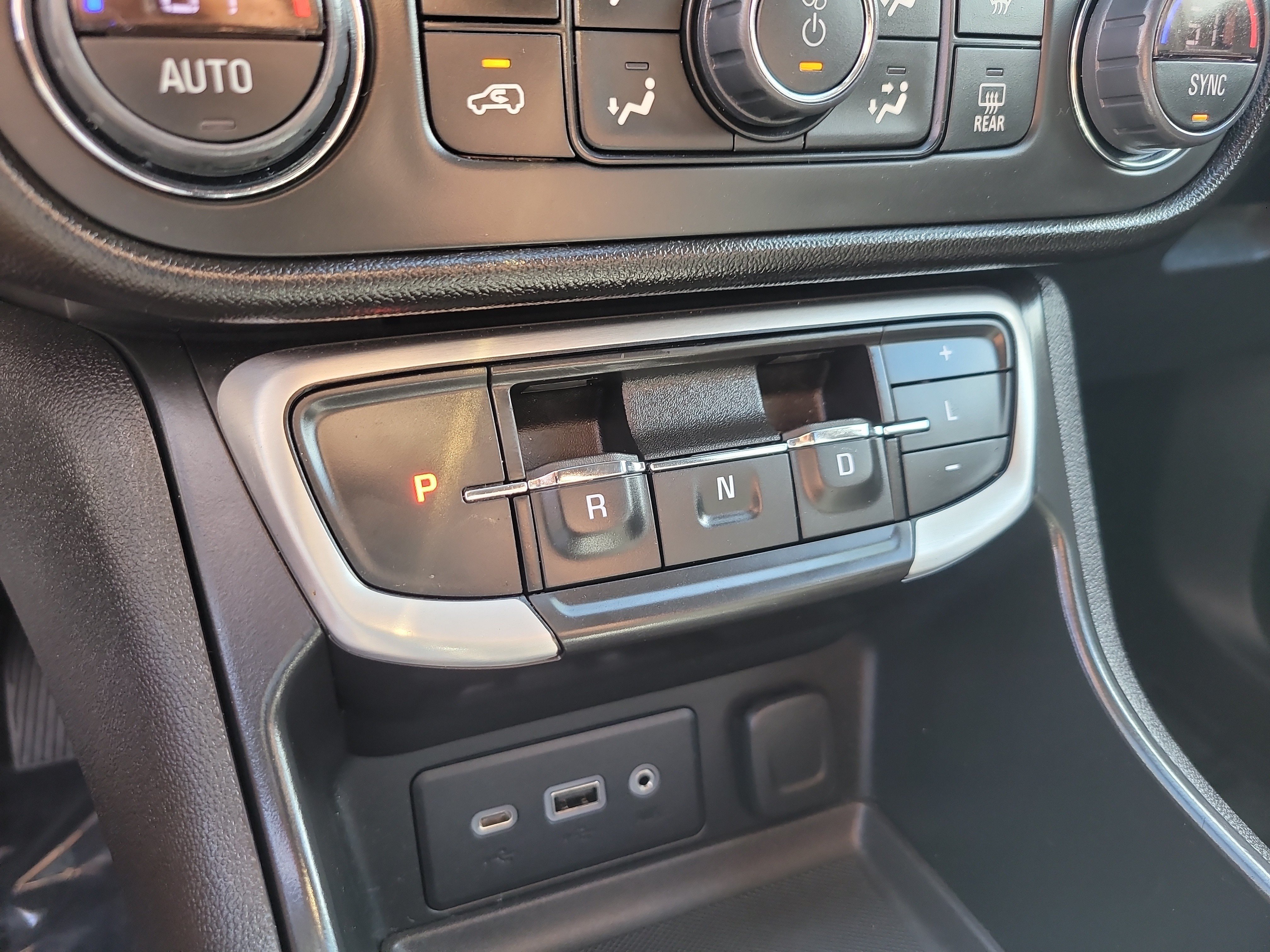 Used 2024 GMC Terrain SLE w/ Driver Convenience Package FWD image 24