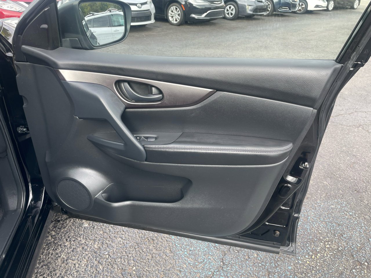 Used 2022 Nissan Rogue Sport S image 29