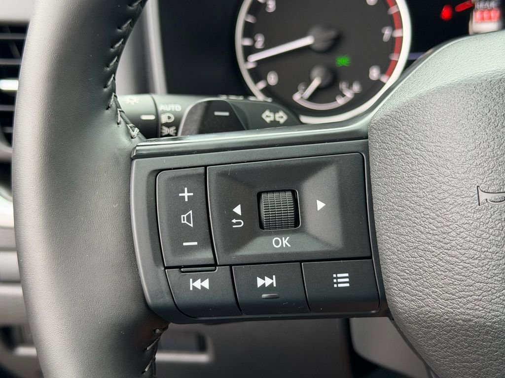 Certified 2025 Nissan Rogue SV FWD image 22
