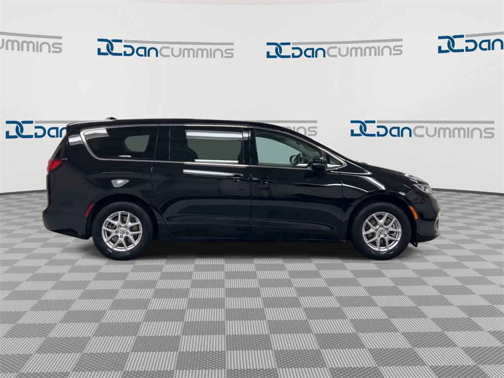 Used 2024 Chrysler Pacifica Touring-L image 9