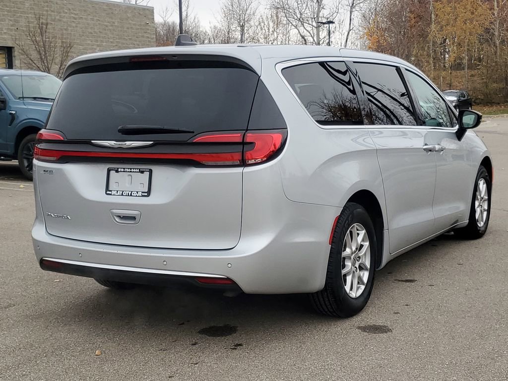 Used 2024 Chrysler Pacifica Touring-L FWD image 4