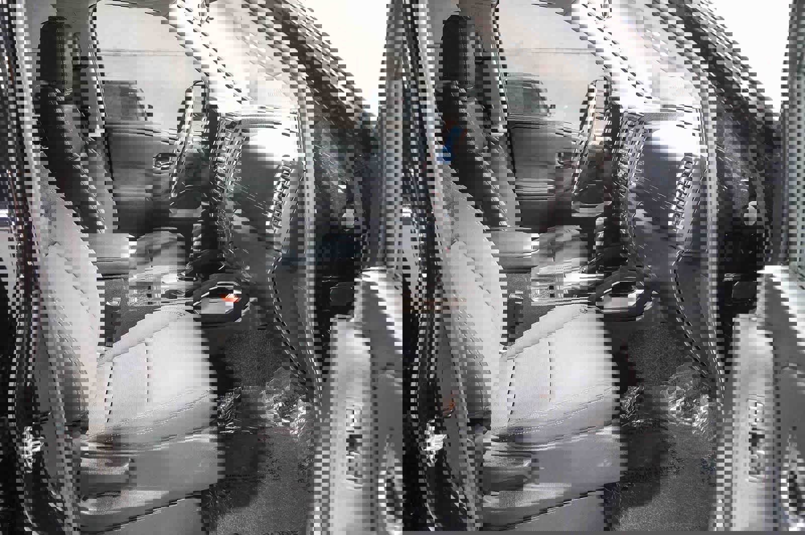 Used 2024 Nissan Frontier SV image 16