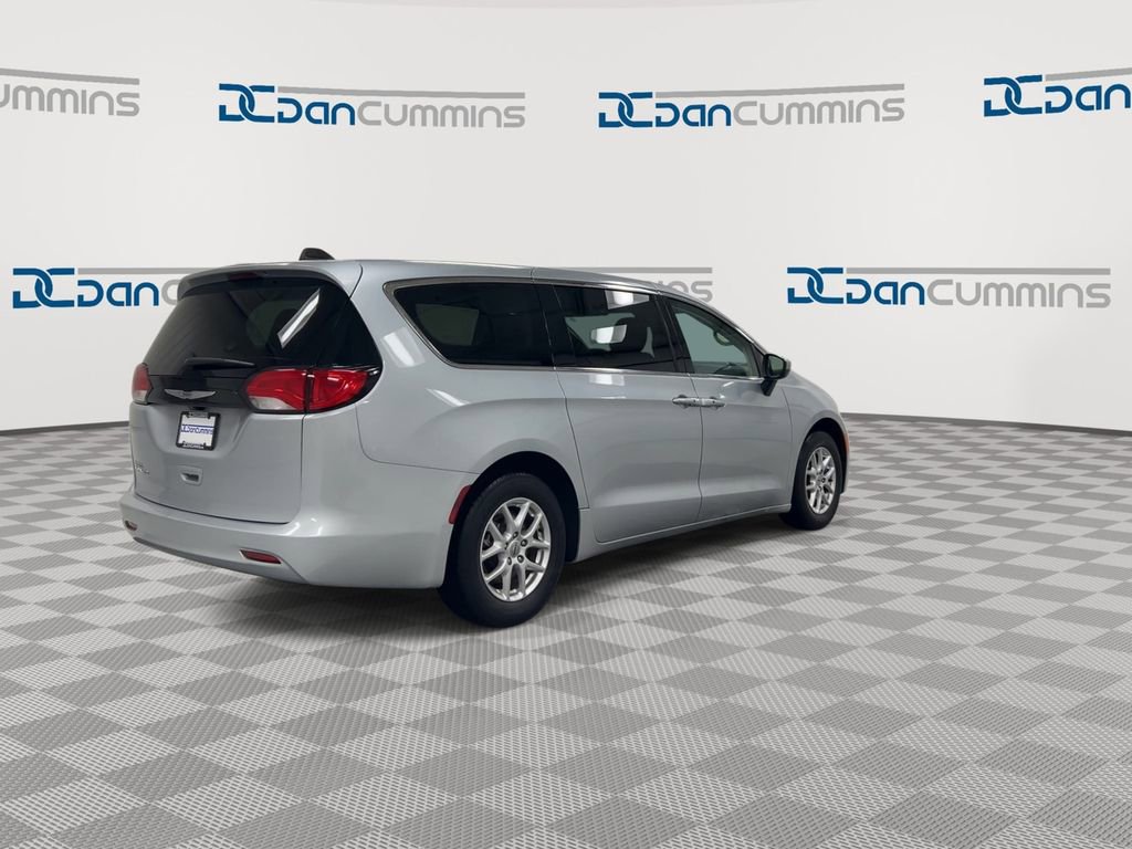 Used 2023 Chrysler Voyager LX image 8