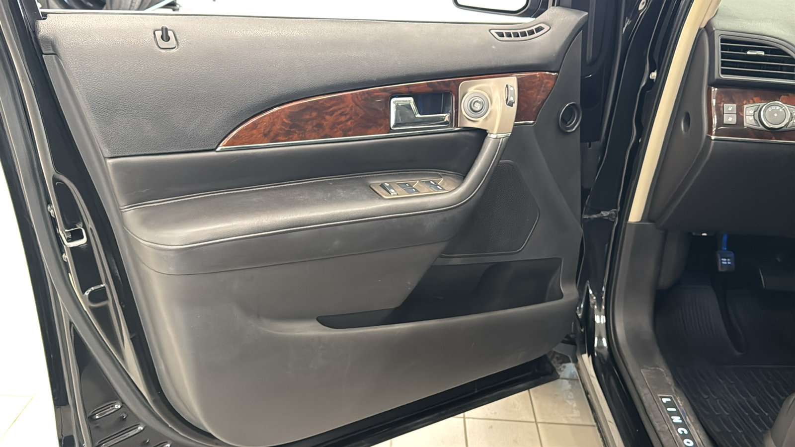 Used 2015 Lincoln MKX AWD w/ Equipment Group 102A image 21