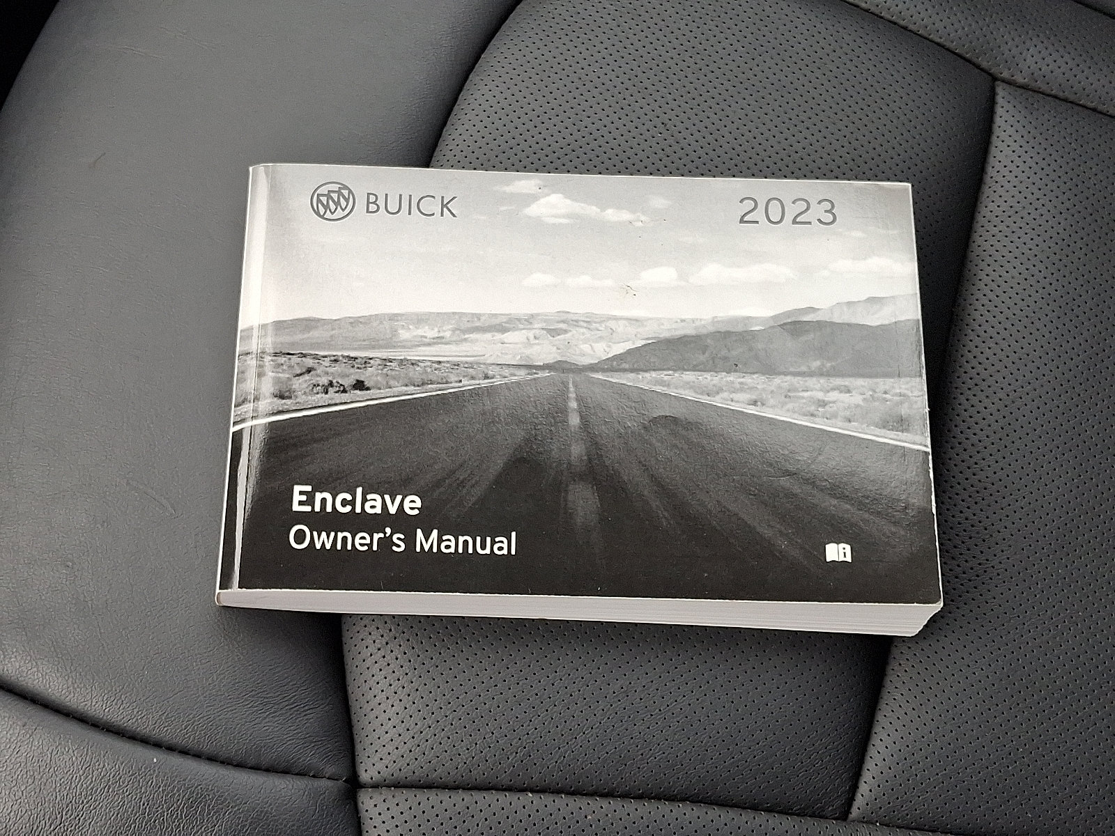 Used 2023 Buick Enclave Essence AWD/4WD image 26