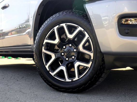 Used 2025 RAM 1500 Laramie AWD/4WD image 2