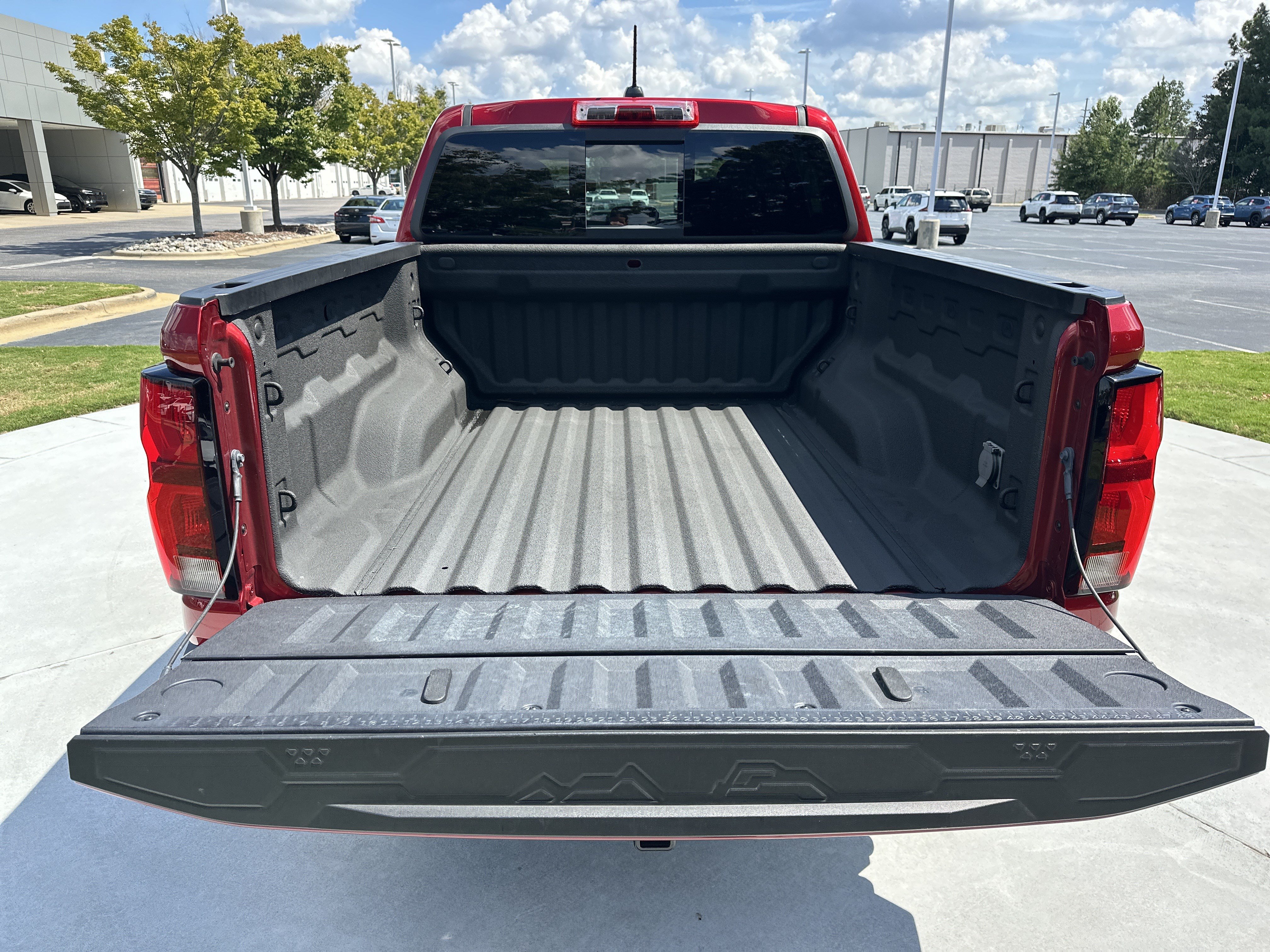 Used 2025 Chevrolet Colorado Z71 w/ Technology Package AWD/4WD image 32
