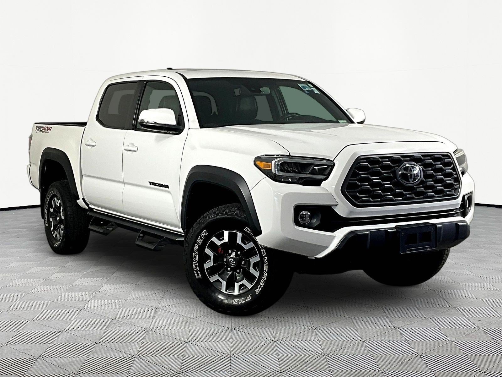 Used 2020 Toyota Tacoma TRD Off-Road w/ TRD Premium Off Road Package AWD/4WD image 3