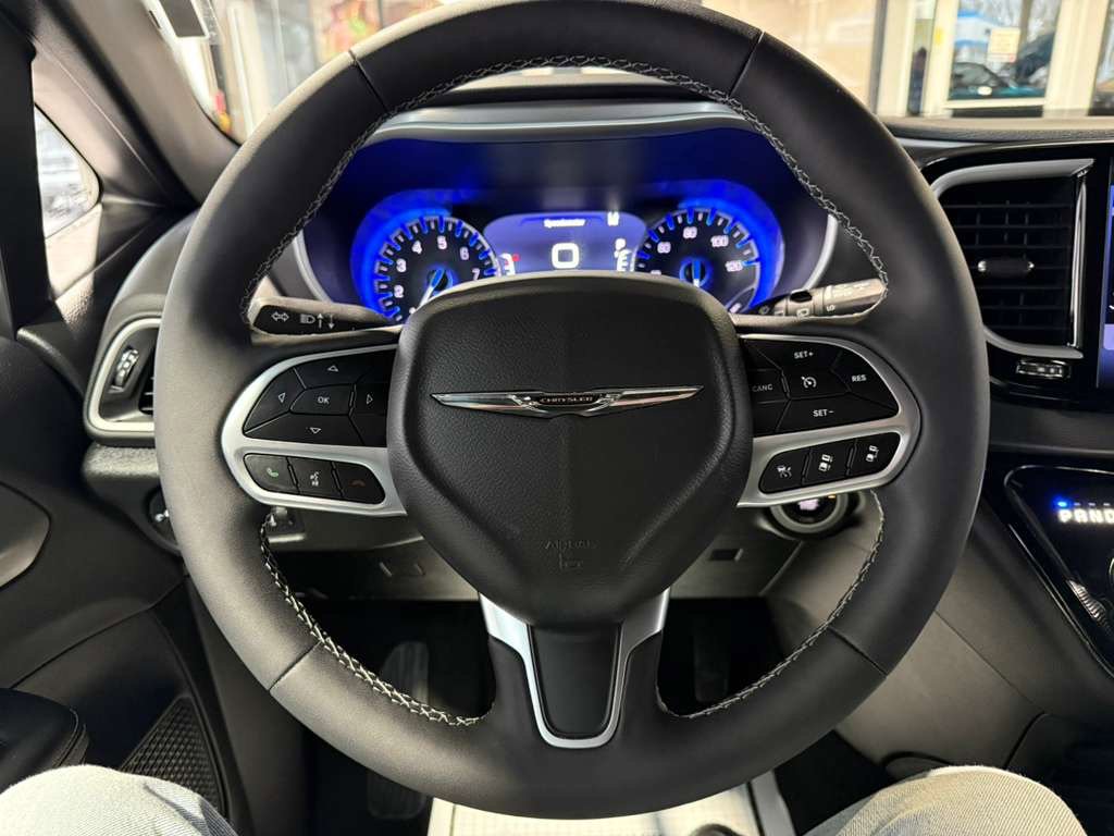 Used 2025 Chrysler Pacifica Select image 11