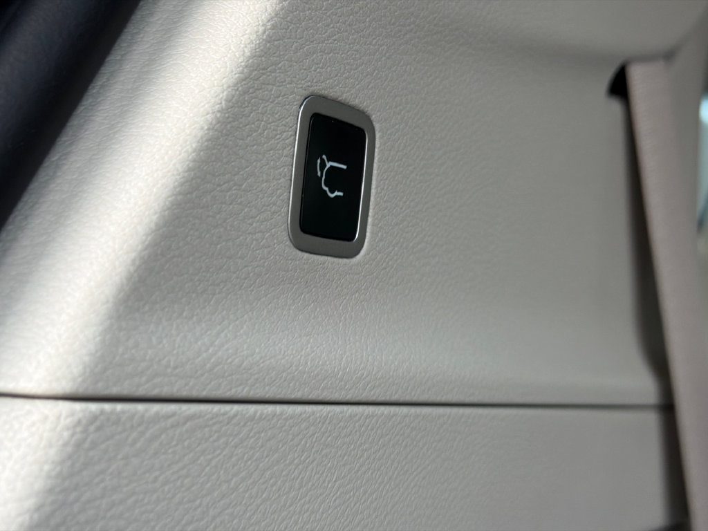 Used 2021 Chrysler Pacifica Touring FWD image 9