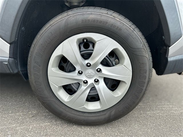 Used 2021 Toyota RAV4 LE image 10