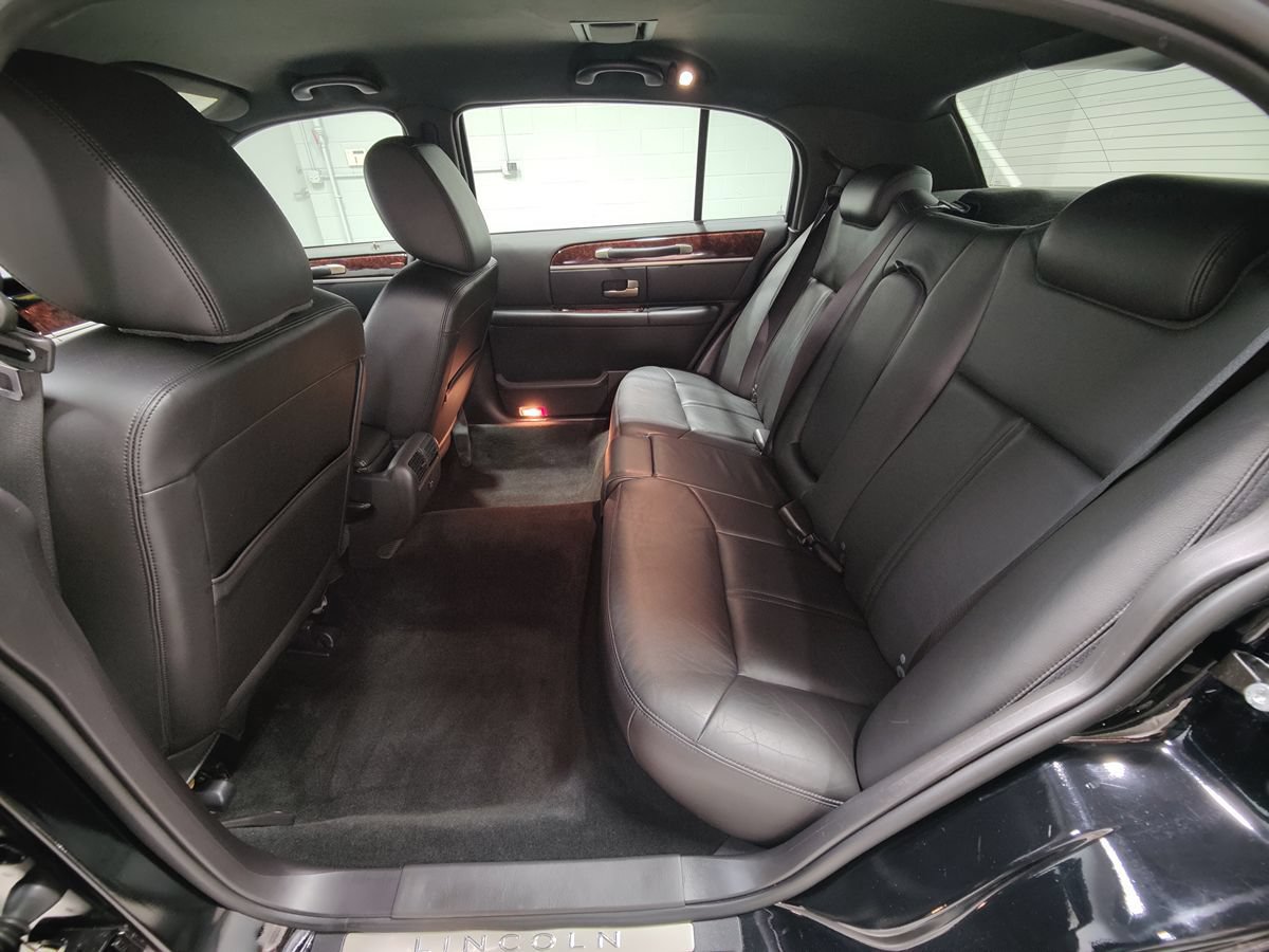 Used 2011 Lincoln Town Car Executive L RWD image 45