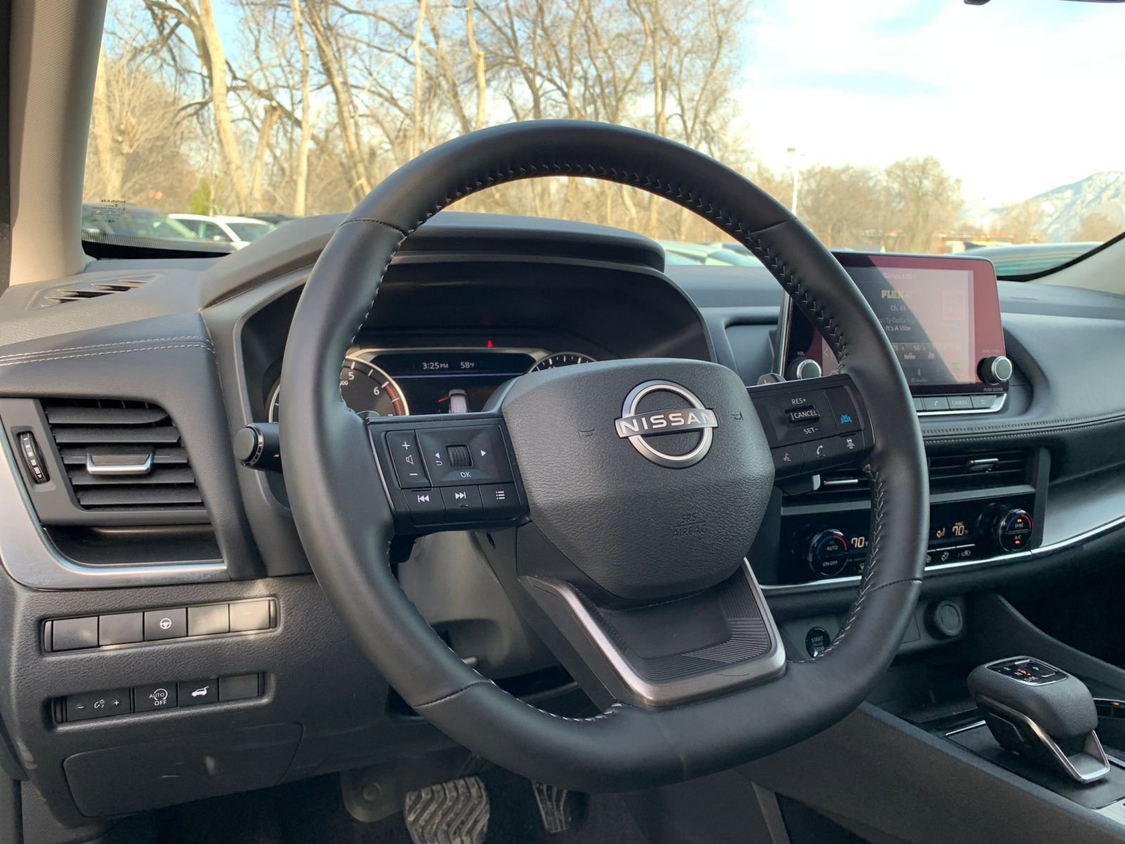 Used 2025 Nissan Rogue SV image 36