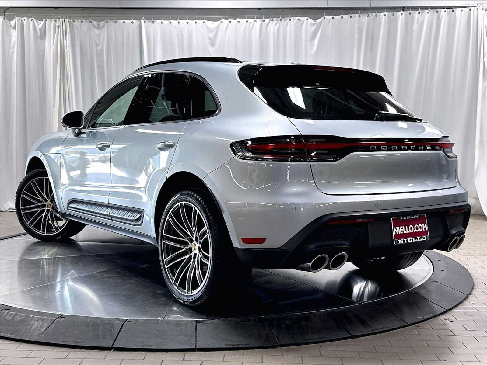 Used 2026 Porsche Macan AWD/4WD image 3