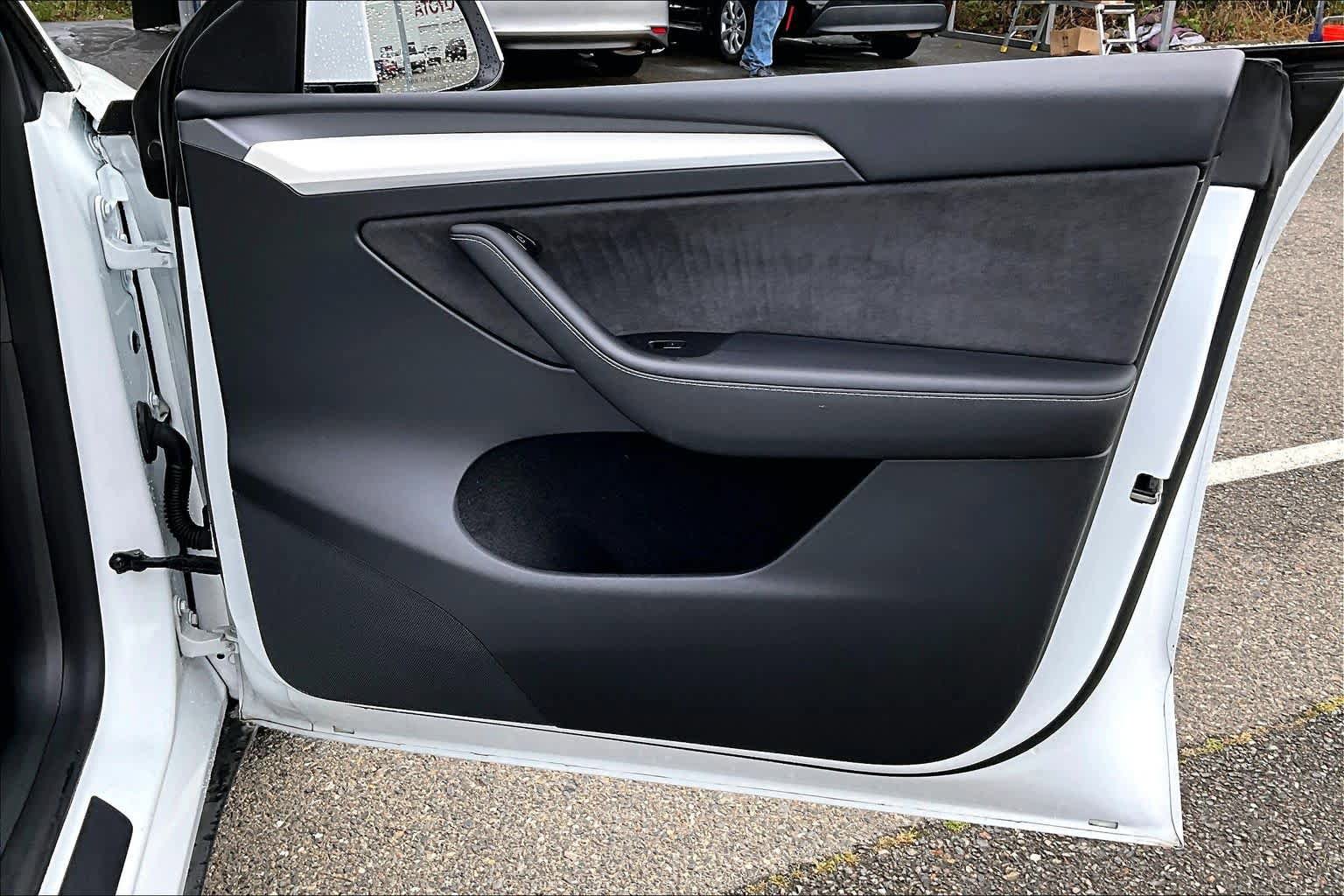 Used 2022 Tesla Model Y Long Range image 22